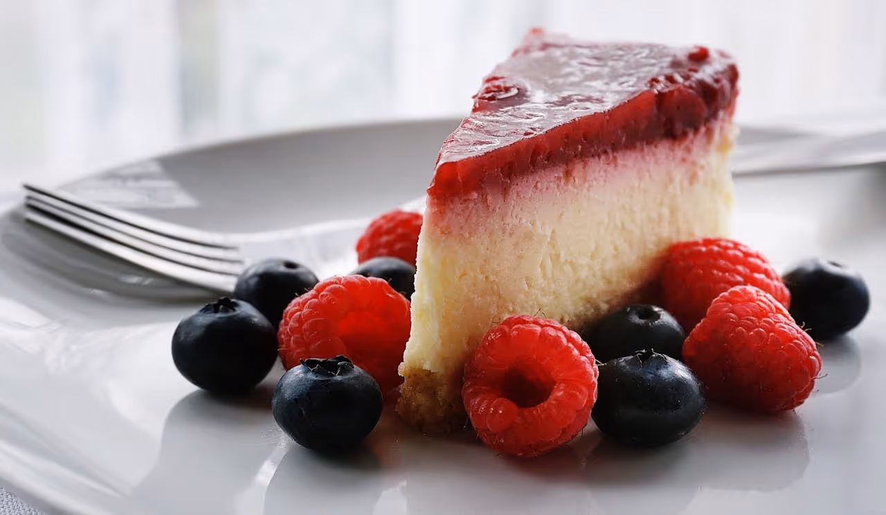Cheesecake de morango sobre um prato branco