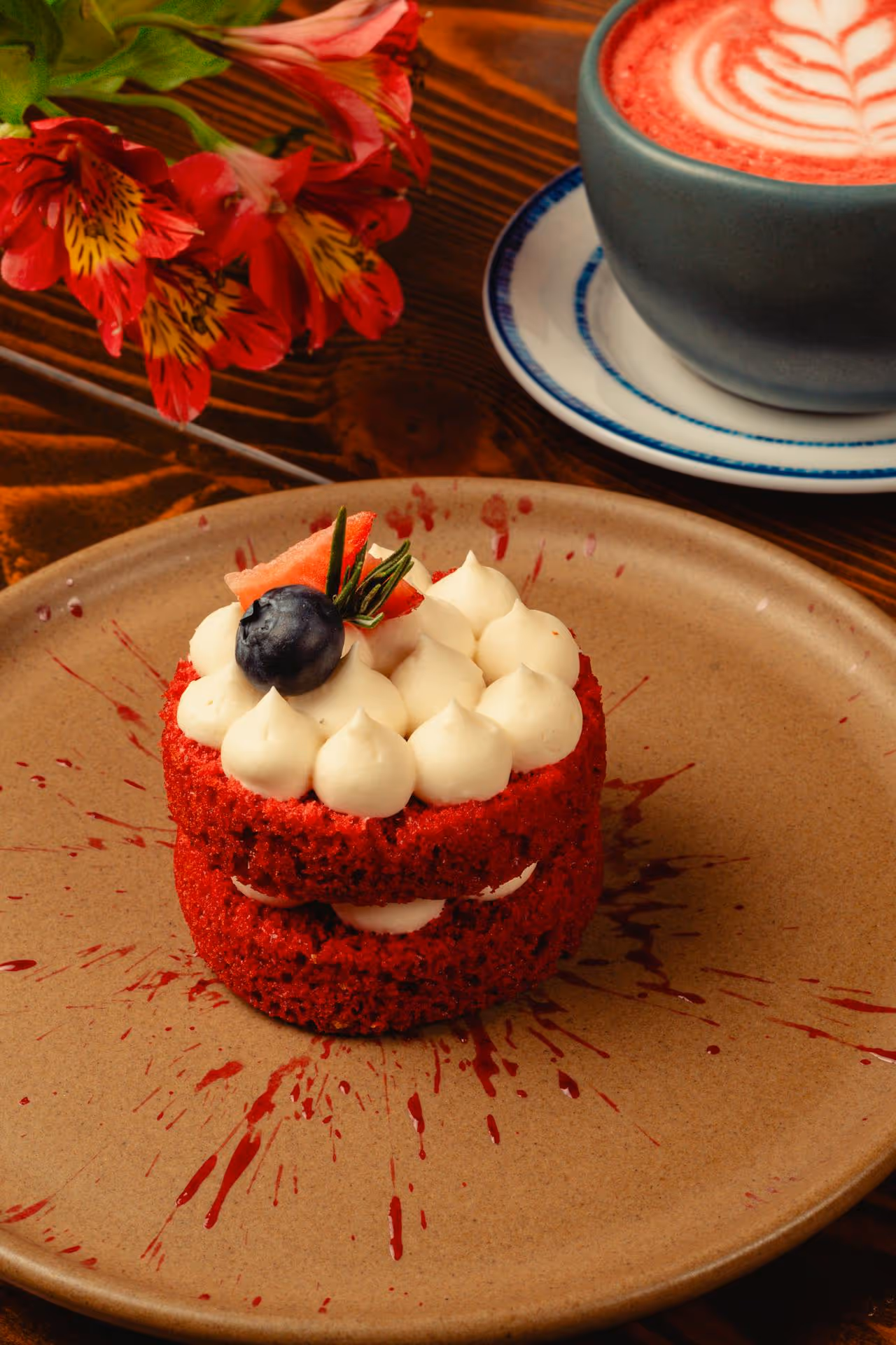 Fatia de bolo Red Velvet com cobertura de cream cheese