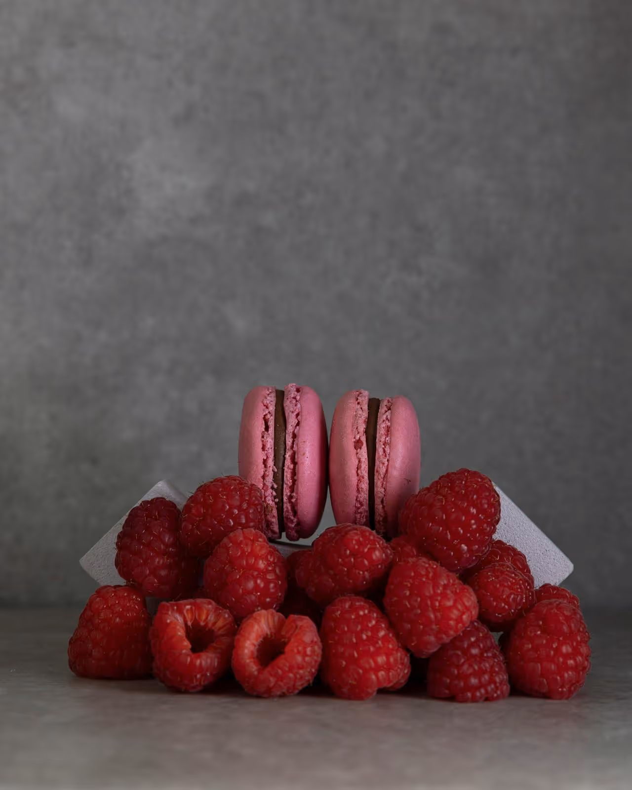 Macaron rosa de framboesa com recheio cremoso