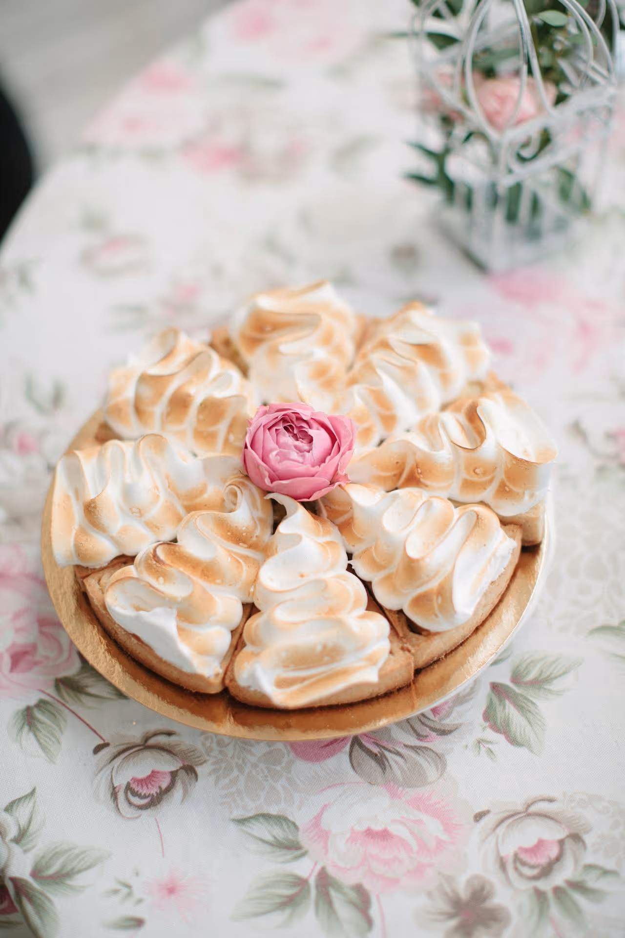 Fatia de torta de limão com merengue tostado no topo