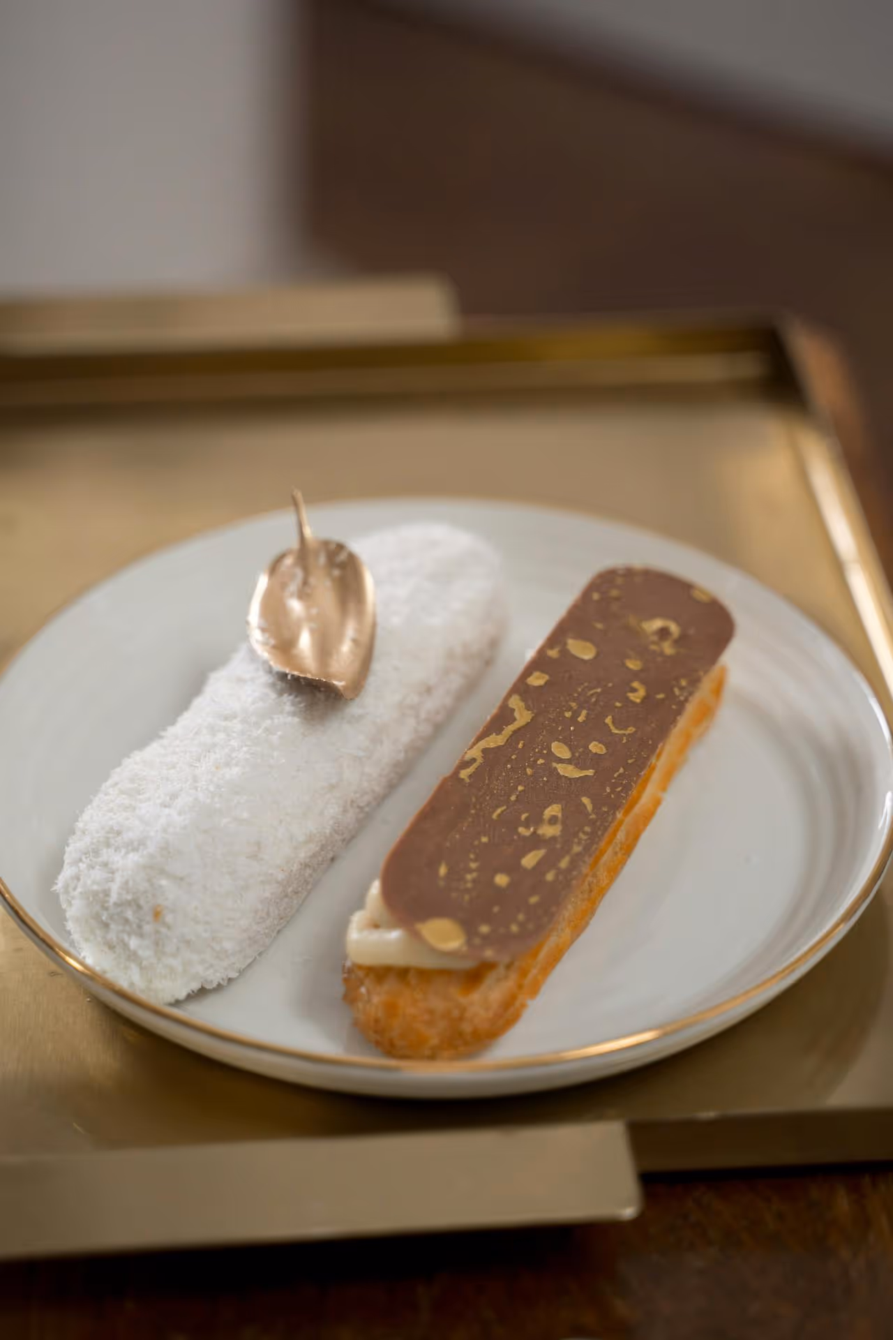 Éclair de chocolate coberto por ganache brilhante